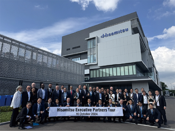 各国の代理店関係者とのSAGAグローバルリサーチセンター訪問